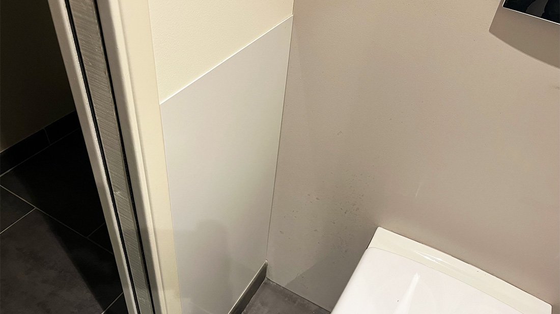 Habillage en PVC pour mur de salle de bain